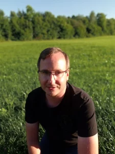 „Ron ist das Gesicht für Marketing und Verkauf im Naturgartenwerk – mit viel Humor, Leidenschaft für naturnahes Gärtnern und einem Gespür für kreative Kommunikation.“