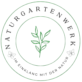 Rundes Logo von „Naturgartenwerk“ mit grünem Blattzweig in der Mitte und dem Schriftzug „Im Einklang mit der Natur“ im Kreis