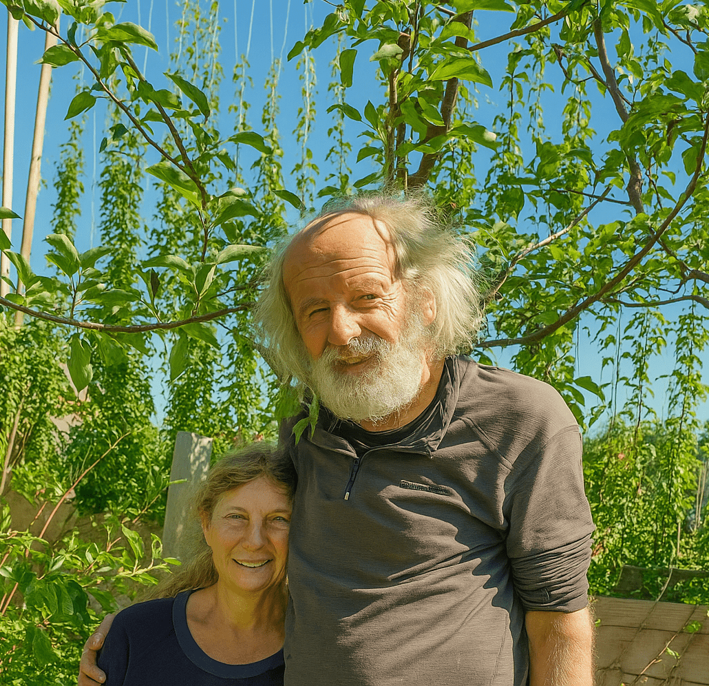 Älteres Paar unter Apfelbäumen in einem Naturgarten bei sonnigem Wetter